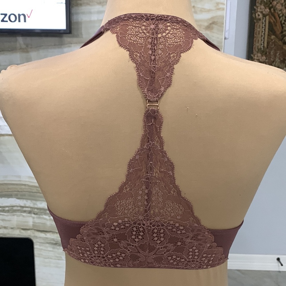 Victoria’s Secret Pink Lace Razor Back Bra. Size 32D.‎